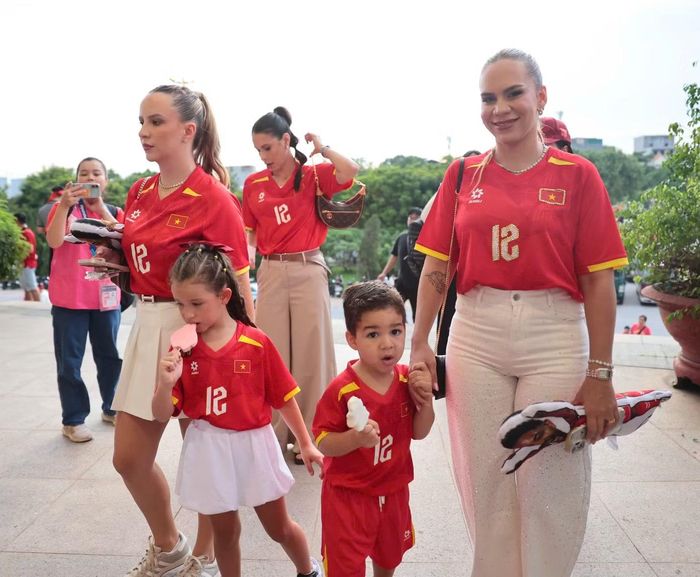 Vợ Nguyễn Xuân Son (ngoài cùng bên phải) cùng người thân và các con đến sân Mỹ Đình cổ vũ tuyển Việt Nam. Các thành viên đồng loạt mặc áo số 12, số áo của Xuân Son trong màu áo đội tuyển quốc gia. Gia đình có mặt từ sớm, chờ theo dõi trận chung kết lượt về quyết định chức vô địch.