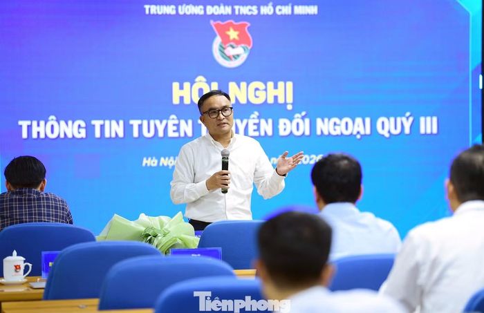 PGS.TS Lê Đình Tĩnh trao đổi tại hội nghị. Ảnh: Xuân Tùng