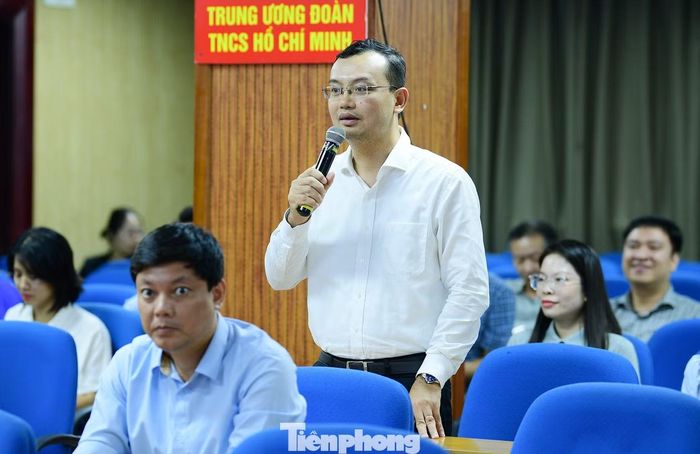 Nhà báo Nguyễn Ngọc Tiến - Phó Tổng Biên tập Báo Tiền Phong trao đổi ý kiến tại hội nghị. Ảnh: Xuân Tùng