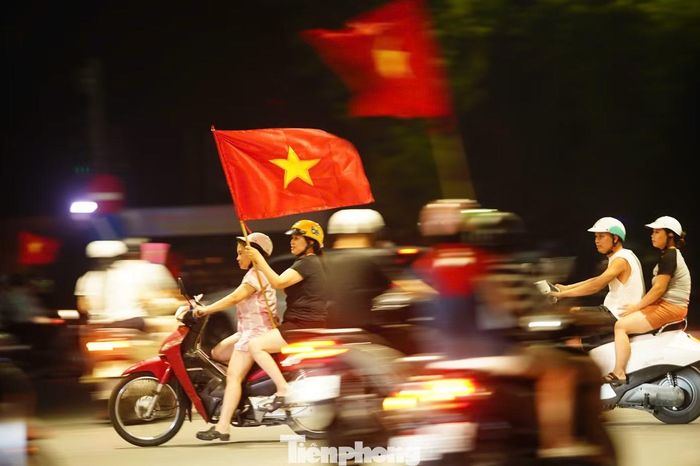 Lá cờ đỏ sao vàng là phụ kiện không thể thiếu trong những dịp toàn dân chung vui thế này.