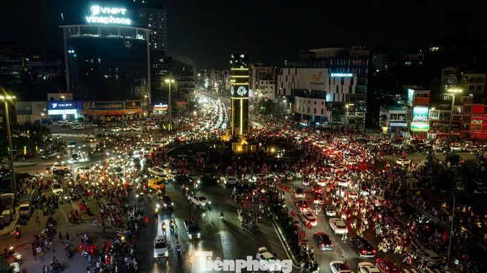 Nhìn từ trên cao, một góc Quảng Ninh rực rỡ ánh đèn xe.