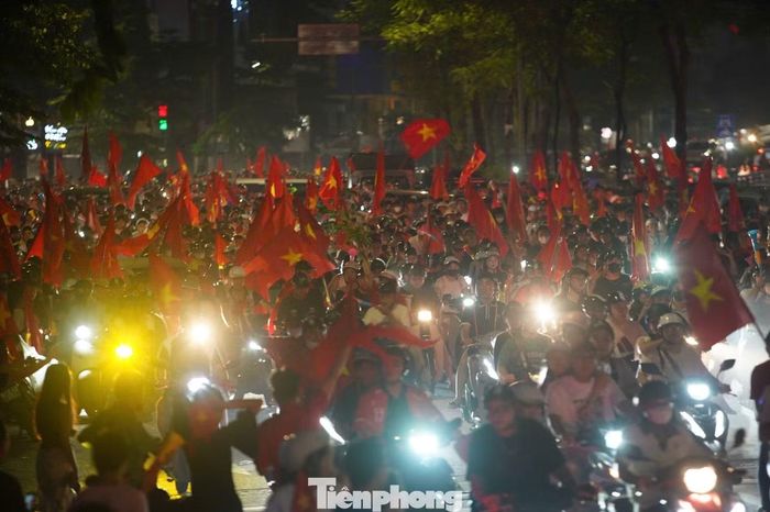 Sắp bước sang ngày mới, biển người ở thủ đô chưa có dấu hiệu vơi đi.