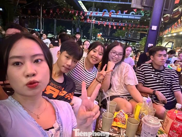 Theo ghi nhận, tại một quán cà phê trên đường Bạch Đằng (Đà Nẵng), hàng trăm cổ động viên tạo nên không khí sôi động với những tiếng hò reo, cổ vũ, tiếp thêm tinh thần cho các cầu thủ.