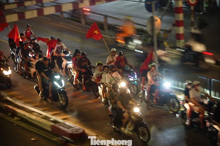 Lưu lượng xe máy trên đường ngày càng đông.