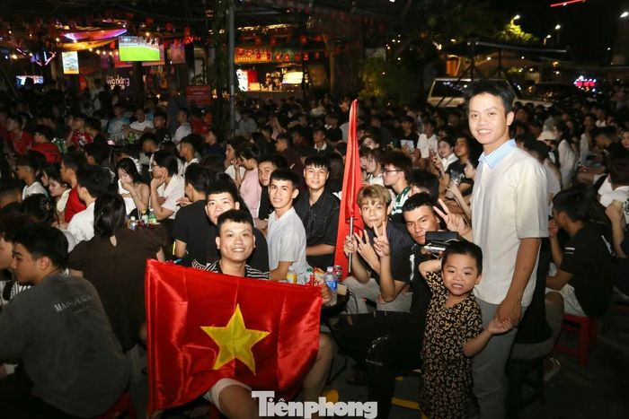 Người hâm mộ chăm chú theo dõi từng pha bóng trên màn hình lớn, liên tục hô vang mỗi khi các cầu thủ Việt Nam tạo ra những tình huống tấn công nguy hiểm.