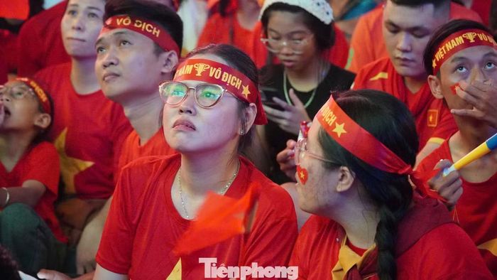 Không khí tại TPHCM cũng nóng hơn bao giờ hết. Hai hiệp bóng trôi qua mang đến cho CĐV cảm xúc lẫn lộn. Biểu cảm thay đổi theo từng pha bóng.