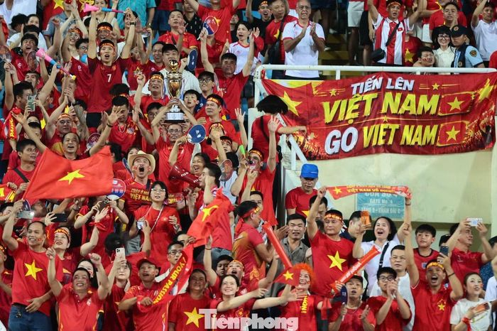 Hàng nghìn cổ động viên reo hò ăn mừng.