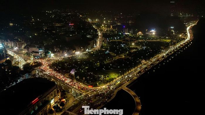 Biển cổ động viên Quảng Ninh đổ về trục đường cột đồng hồ, đường bao biển Trần Quốc Nghiễn để ăn mừng.