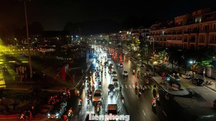 Lưu lượng phương tiện trên đường đông hơn nhiều so với thường ngày.
