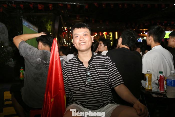 Anh Nguyễn Văn Trí Tâm, một cổ động viên, chia sẻ các trận đấu giữa Việt Nam và Thái Lan luôn nhận được sự quan tâm đặc biệt. “Hôm nay là trận chung kết lượt về nên tôi cùng bạn bè xuống phố từ sớm. Hy vọng đội tuyển Việt Nam sẽ thi đấu thật tốt trong hiệp 2 và giành chức vô địch”, anh Tâm nói.