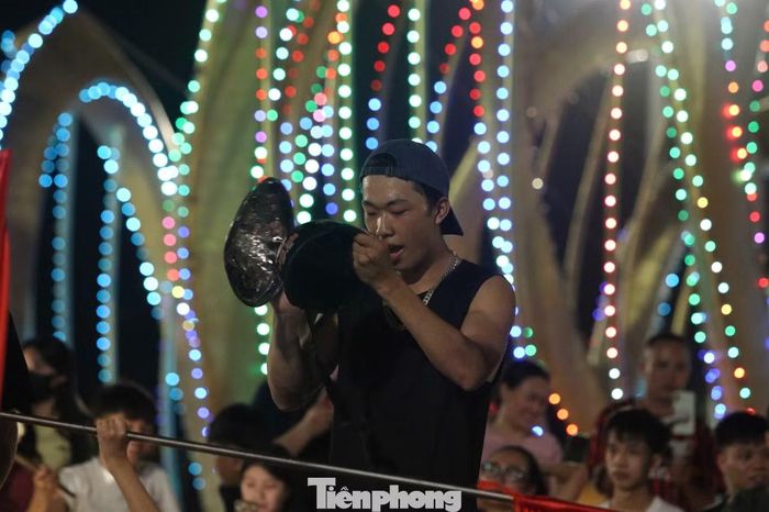 Không khí ở khu vực trung tâm vui như lễ hội. Kèn và nồi nhôm tạo nên những âm thanh ồn ào, khuấy động không khí. Quốc kỳ cũng giăng khắp nơi.