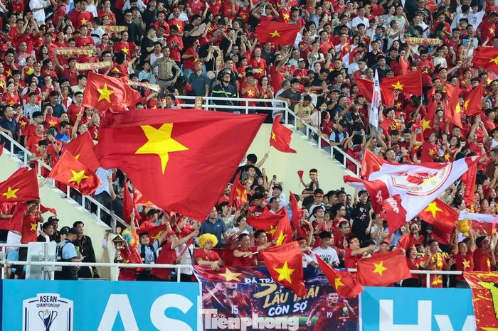 Pha phản lưới nhà của tuyển Thái Lan góp phần củng cố thêm chiến thắng của bóng đá Việt Nam tại ASEAN Cup 2026. Giây phút tiếng còi kết thúc trận đấu vang lên, khán đài sân Mỹ Đình vỡ òa trong niềm vui.