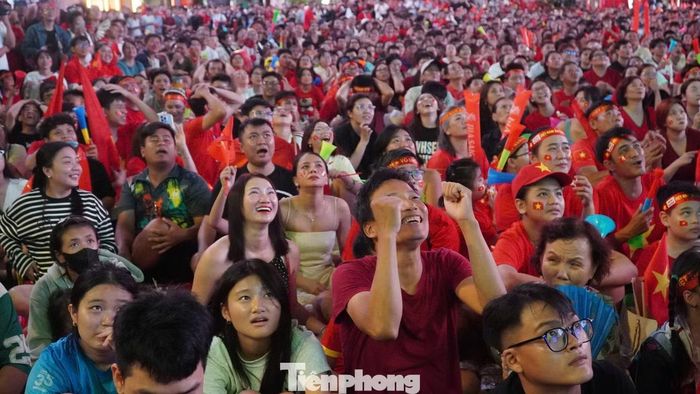 Mọi người chia sẻ chung một tâm trạng, cùng căng thẳng và hào hứng trước giây phút Việt Nam vô địch.