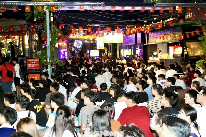 Đông đảo người hâm mộ Đà Nẵng đổ về các quán cà phê để theo dõi và cổ vũ đội tuyển Việt Nam.