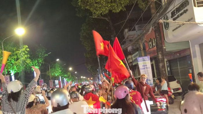 Giao thông tại các tuyến đường như Dương Tử Giang, Nguyễn Ái Quốc, Võ Thị Sáu, Nguyễn Văn Trị... tắc cứng. Ảnh: Văn Quân.