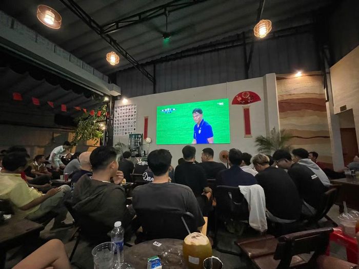 Cách đó không xa, các quán cà phê ở TPHCM có bố trí màn hình LED đều kín chỗ