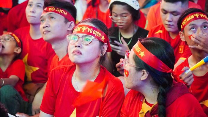 Một nữ cổ động viên tiếc nuối khi Việt Nam bị dẫn trước