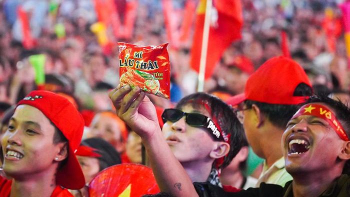 Không nằm ngoài dự đoán của người hâm mộ, bước sang hiệp 2, phố đi bộ Nguyễn Huệ nóng dần lên khi đội tuyển Việt Nam gỡ hòa. Cầu thủ Hoàng Hên là người lập công.