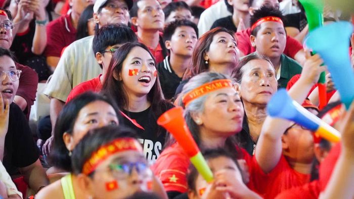 Nhiều cung bậc cảm xúc khi xem bóng đá giữa "biển người" yêu bóng đá