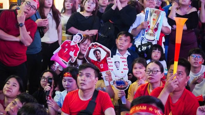 Các cổ động viên in hình cầu thủ yêu thích để động viên và có những khoảnh khắc ấn tượng trước ống kính