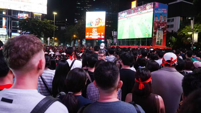 Hiệp 1 kết thúc với tỷ số 1-0, nghiêng về tuyển Thái Lan. Mặc dù Việt Nam bị dẫn trước nhưng tinh thần của cổ động viên nước nhà vẫn rất "cháy". Anh Minh Quân (phường Sài Gòn) tự tin cho rằng đội tuyển Việt Nam sẽ có cú lộn ngược vòng ở hiệp 2. Dự đoán tỷ số chung cuộc là 2-1.