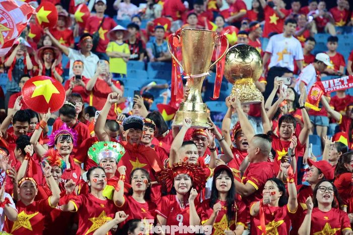 Kakana bước lên chấm 11 m trong sự nín thở của hàng vạn cổ động viên. Cú sút đưa bóng vọt xà của đội bạn khiến cả Mỹ Đình vỡ òa. Tiếng hét, tiếng trống và những lá cờ đỏ sao vàng lại cuộn lên khắp khán đài. Người hâm mộ ôm chầm lấy nhau sau khoảnh khắc thót tim.