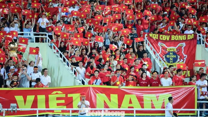 Hiệp hai nhanh chóng đẩy cảm xúc của người hâm mộ. Khi trọng tài cho Thái Lan hưởng quả phạt đền, cả sân Mỹ Đình như nín thở. Nhiều cổ động viên ôm đầu, bịt mặt, không dám nhìn xuống sân.