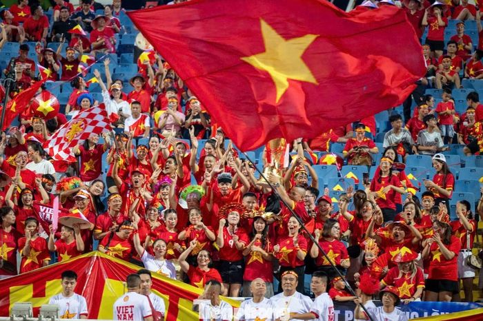 Sau hiệp một khép lại với tỷ số 0-1 nghiêng về Thái Lan, sắc đỏ phủ kín khán đài sân Mỹ Đình. Hàng vạn cổ động viên không ngừng vẫy cờ, đánh trống và hô vang hai tiếng “Việt Nam”, tiếp thêm tinh thần cho đội tuyển trong 45 phút còn lại của trận chung kết.