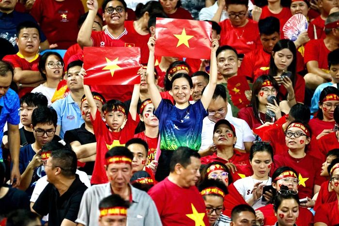 Không lâu sau pha thoát thua, tuyển Việt Nam vùng lên. Khi bàn thắng gỡ hòa xuất hiện, sân Mỹ Đình nổ tung. Từ các khán đài, hàng vạn người đồng loạt bật dậy. Tiếng reo hò át cả tiếng trống, tiếng kèn và những lời cổ vũ vốn chưa từng ngừng lại từ đầu trận.