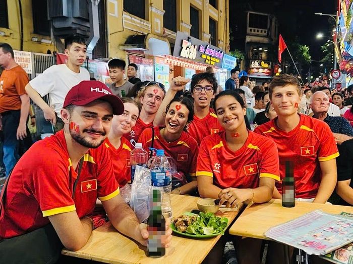 Một số du khách còn khoác áo đỏ, dán lá cờ nhỏ lên má và cầm cờ Việt Nam để cổ vũ. Ảnh: Thanh Hà.
