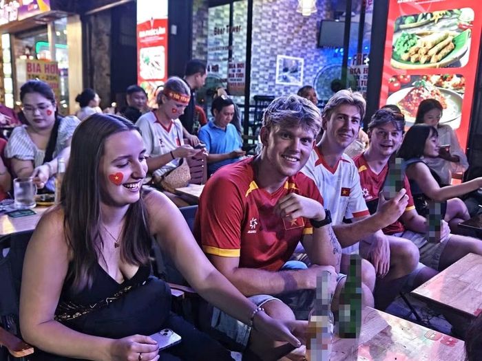 Mỗi pha bóng hay, cả con phố lại rộ lên tiếng vỗ tay và hò reo, tạo nên một đêm bóng đá sôi động ở khu phố vốn nổi tiếng với du khách quốc tế. Ảnh: Thanh Hà.