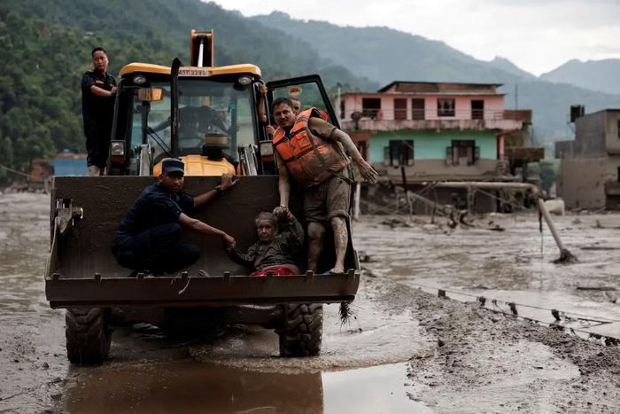 Một người may mắn sống sót được sơ tán ở Nepal. (Ảnh: Reuters)