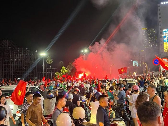 Một đêm không ngủ với người hâm mộ ở Nha Trang.