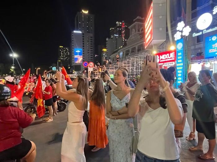 Du khách nước ngoài rất ấn tượng với cách ăn mừng của người dân Nha Trang.