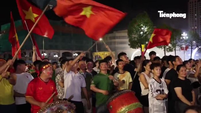 Ngay từ tối 26/8, tại trung tâm các xã, phường trên địa bàn tỉnh Thái Nguyên, nhiều màn hình LED được lắp đặt để phục vụ đông đảo Nhân dân và người hâm mộ theo dõi, cùng cổ vũ cho đội tuyển Việt Nam trong chung kết lượt về ASEAN Cup 2026.