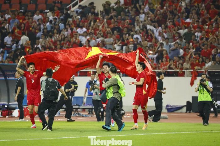 Niềm vui chiến thắng của các tuyển thủ Việt Nam, hòa cùng niềm vui chung của hàng chục nghìn khán giả có mặt trực tiếp trên sân Mỹ Đình.