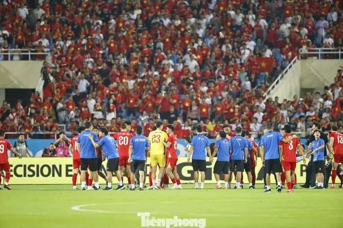 Các cầu thủ và thành viên ban huấn luyện hướng về các góc khán đài để tri ân người hâm mộ. Nhiều khán giả cho biết đã tới sân từ đầu giờ chiều để chờ tới giờ bóng lăn.