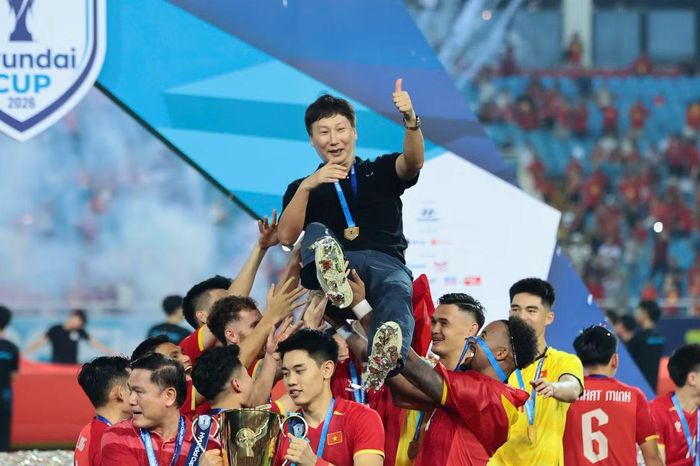 Màn ăn mừng ngọt ngào của tuyển Việt Nam với chiếc cúp vô địch. Nhà cầm quân người Hàn Quốc được các học trò vây quanh và tung lên cao. Ông Kim Sang-sik giơ tay ăn mừng trong vòng tay của các tuyển thủ.