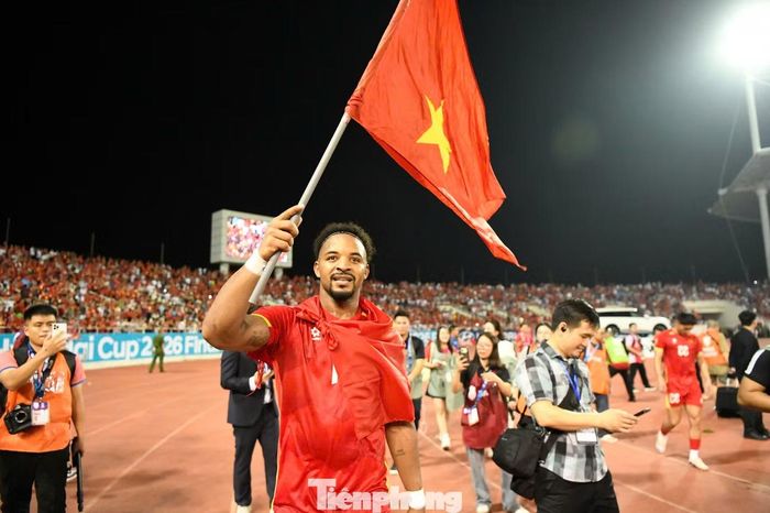 Xuân Son ghi dấu giày vào bàn thắng san bằng tỷ số 1-1 cho đội tuyển Việt Nam ở phút 52. Sau tiếng còi mãn cuộc, cầu thủ Xuân Son nhận lấy quốc kỳ và đi vòng quanh đường pitch để tri ân khán giả.