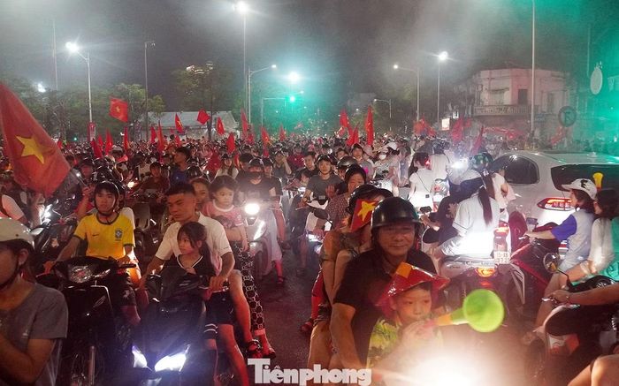  Khoảng 22h ngày 26/8, sau khi tiếng còi kết thúc trận chung kết lượt về ASEAN cup 2026 trên sân vận động Mỹ Đình (Hà Nội), tại Hải Phòng, hàng vạn người dân đổ ra đường phố đi bão, ăn mừng chiến thắng. 