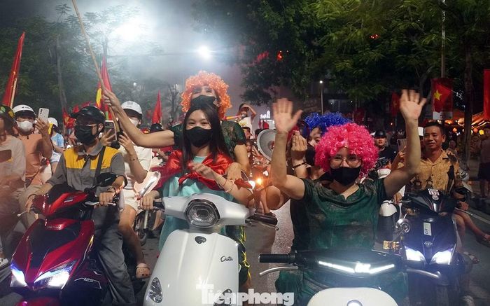 Bà Bình (72 tuổi, ở phố Cầu Đất) chia sẻ, bà rất vui khi đội tuyển Việt Nam vô địch. Bà xuống phố cùng bà con lối xóm hò reo cổ vũ.