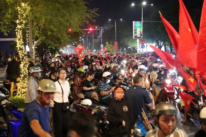Trên các tuyến đường Hoà Bình, 30 Tháng 4, 3 Tháng 2, Trần Văn Hoài... lượng người và phương tiện tăng cao ngay sau trận đấu kết thúc. Nhiều người mang theo cờ Tổ quốc, di chuyển thành từng nhóm, tạo nên không khí sôi động trên đường phố.