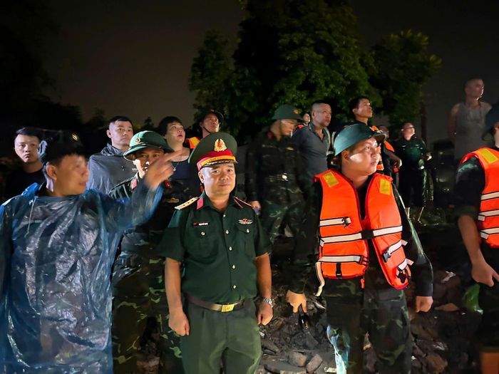 Bộ CHQS tỉnh Thái Nguyên phối hợp với các lực lượng quyết tâm tìm kiếm.
