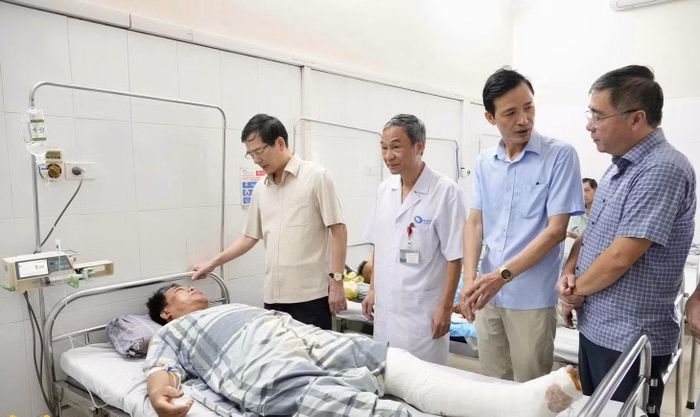 Ông Vũ Quyết Tiến, Phó Bí thư Tỉnh ủy, Chủ tịch Ủy ban MTTQ tỉnh, thăm, tặng quà, động viên anh Nguyễn Văn Hoàng điều trị tại Bệnh viện Bãi Cháy.