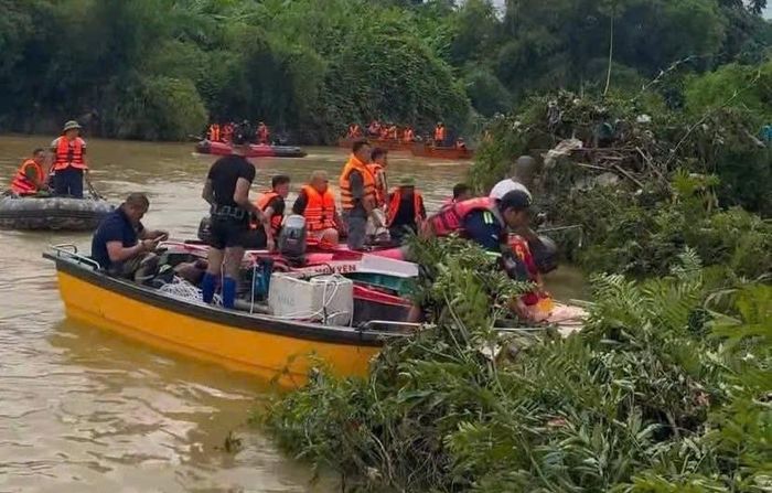 Khoảng 9h30 sáng nay, lực lượng tìm kiếm cứu hộ đã tìm thấy 01 thi thể nạn nhân trong vụ lật thuyền.