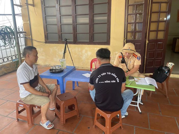 Lực lượng CSGT Quảng Ninh tuyên truyền, hướng dẫn đại diện doanh nghiệp vận tải chấp hành các quy định về trật tự, an toàn giao thông trong đợt cao điểm tổng kiểm soát phương tiện kinh doanh vận tải.