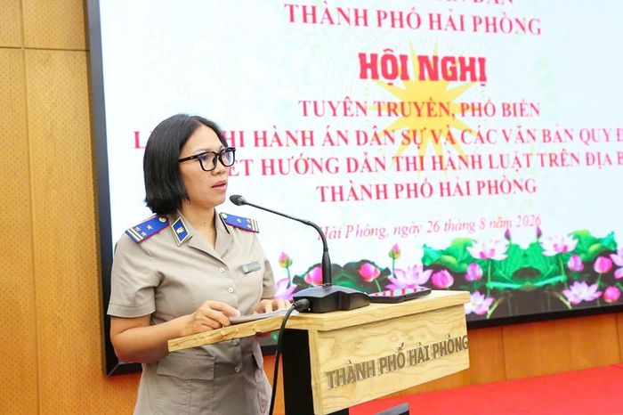 Bà Nguyễn Thị Kim Quy, Phó Trưởng ban Pháp chế và Nghiệp vụ thi hành án dân sự - Cục Thi hành án dân sự phổ biến Luật Thi hành án dân sự và các văn bản quy định chi tiết, hướng dẫn thi hành Luật.