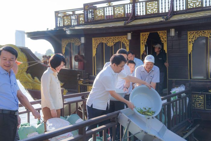 Các đại biểu tham gia thả con giống xuống sông Hương.