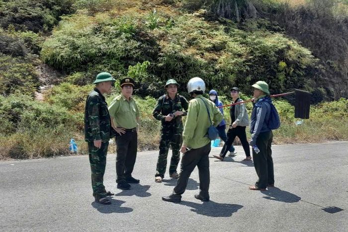Ông Lê Ngọc Tuấn, Chi cục trưởng Chi cục Kiểm lâm và ông Lê Nhân Đức, Hạt trưởng Hạt Kiểm lâm Khu vực Trung tâm trực tiếp chỉ huy tại hiện trường.