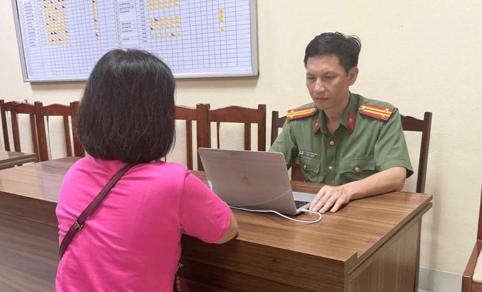 Cơ quan Công an làm việc với người đăng tải hình ảnh được chỉnh sửa bằng AI cùng thông tin sai sự thật. (Ảnh: Công an Phú Thọ)